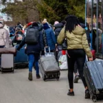 У ЄС обговорюють, чи продовжувати тимчасовий захист для українців на шостий рік | Головне в Україні